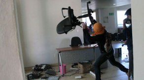 México: manifestantes atacan fiscalía por desaparición de 43 estudiantes