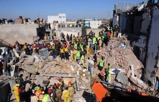 Once muertos y 50 personas atrapadas tras derrumbe en Pakistán