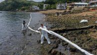 Los trabajos de limpieza en Taboga se han llevado a cabo con con la aplicación de barreras de contención y paños absorbentes. Los trabajos de limpieza en Taboga se han llevado a cabo con con la aplicación de barreras de contención y paños absorbentes.