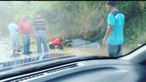 Automóvil cae dentro de una cuneta llena de agua en Chiriquí