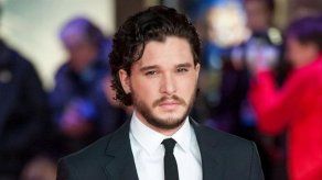 Kit Harington dejó de viajar en autobús para no verse en los carteles promocionales