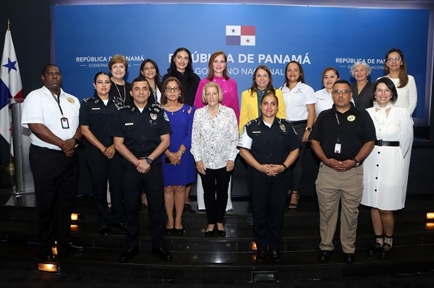 “Desde el Ministerio de Educación trabajamos para lograr una verdadera transformación del sistema educativo, en que el apoyo y el trabajo articulado con el Despacho de la Primera Dama, ha sido clave para lograr avances importantes como la creación de más de mil clubes de robótica y la formación de más de 1,300 docentes en un diplomado de educación STEAM”, concluyó la jefa de la cartera educativa. “Desde el Ministerio de Educación trabajamos para lograr una verdadera transformación del sistema educativo, en que el apoyo y el trabajo articulado con el Despacho de la Primera Dama, ha sido clave para lograr avances importantes como la creación de más de mil clubes de robótica y la formación de más de 1,300 docentes en un diplomado de educación STEAM”, concluyó la jefa de la cartera educativa.