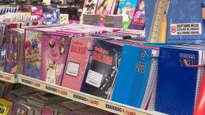 Padres de familia se organizan para comprar útiles escolares