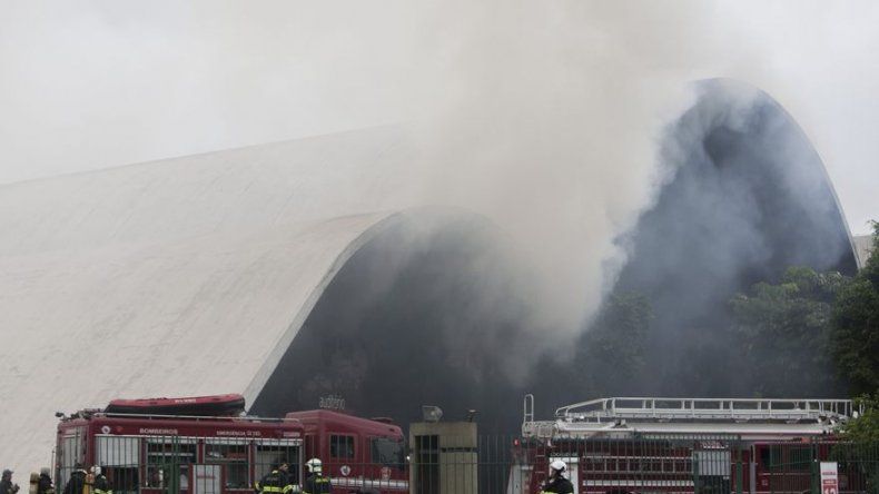 Dos bomberos heridos en incendio del Memorial de América Latina en Sao Paulo