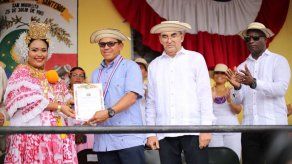 Entregan medalla al mérito Rufina Alfaro a Luis Casis en San Miguelito