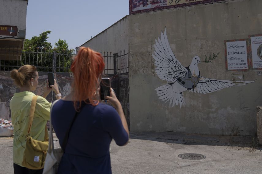 Grafiti de Banksy en Cisjordania reaparece en Tel Aviv
