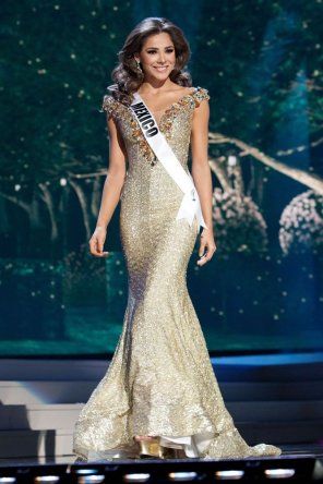 Pasarela en traje de gala del Miss Universo