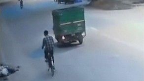 Hombre atropellado es ignorado y asaltado por transeúntes en India