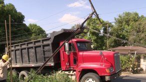 Camión derriba poste de tendido eléctrico en Parque Lefevre