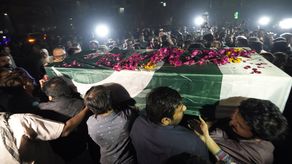 Varios seguidores de Khan estaban montados sobre carros y camiones en el convoy mientras otros seguían a pie.