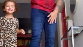 Nacho cautiva a sus fans con coreografía junto a su hija