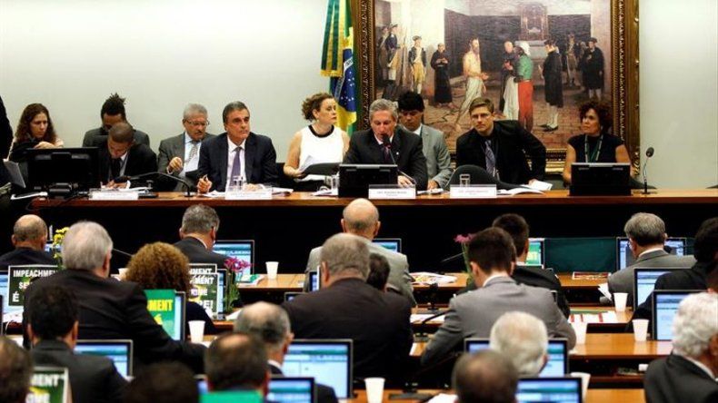Comisión parlamentaria brasileña recomienda abrir juicio de destitución a Rousseff