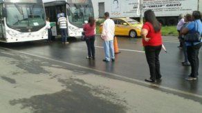 Moradores en El Chorrillo cierran vía por falta de Metro Bus