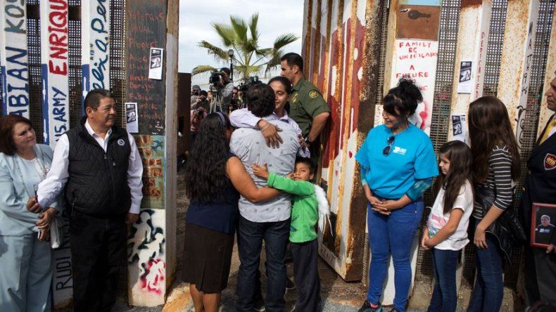 Tres minutos para abrazarse en la frontera entre EEUU y México