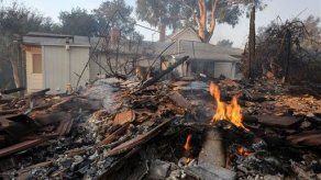 Incendio quema 70 casas y deja 4 heridos en zona exclusiva