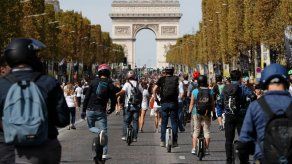 Las calles de París se vacían de coches y la contaminación se desploma