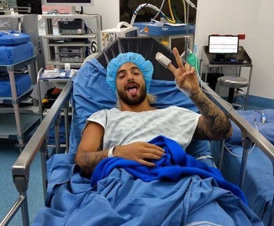 Maluma se somete a una cirugía por la ruptura de ligamentos de su rodilla