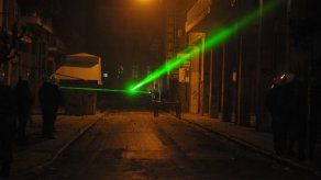 Reino Unido estudia restringir la venta de punteros láser y endurecer multas