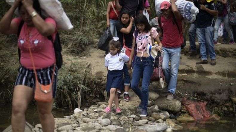 Escolares venezolanos pasan frontera con Colombia para ir a clases en Cúcuta