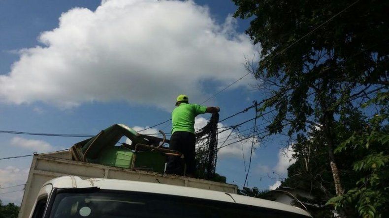 Chatarra y viejos enseres encontrados en operativo contra el dengue en Las Mañanitas