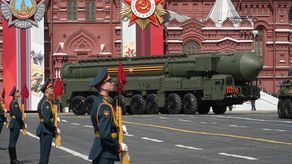 El sábado, un misil balístico intercontinental RS-24 Yars atravesó la Plaza Roja, aviones la sobrevolaron dejando estelas con los colores de la bandera mientras marchaban las tropas y pasaban los vehículos artillados.&nbsp;