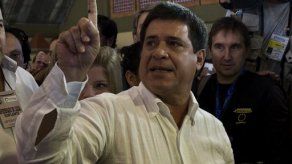 Cartes mejora de salud y se traslada con su familia fuera de Asunción