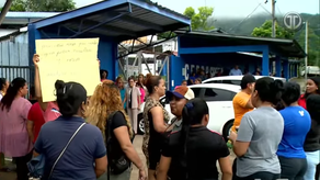 Padres de familia de la Escuela Grecia rechazan el retorno de la directora Yoira Perea.