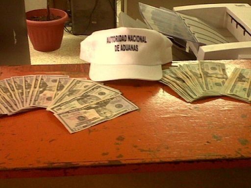Aduanas retiene pasajero con dinero sin declarar