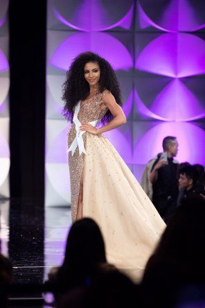 Desfile en vestido de noche - Miss Universo 2019