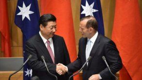 China y Australia firman acuerdo de libre comercio