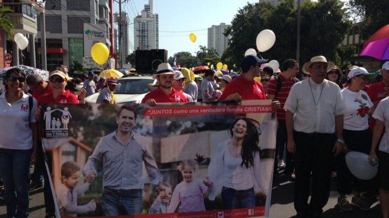 Panameños se encuentran a nivel nacional en una Caminata por la Familia