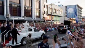 Unas 2 mil 500 personas recibieron al Papa en Tocumen Unas 2 mil 500 personas recibieron al Papa en Tocumen