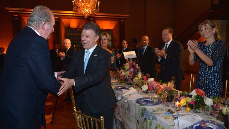Mandatarios en Bogotá para investidura de Santos homenajean a Juan Carlos I