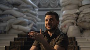 Vistiendo el verde olivo que ha marcado su transformación en un líder en tiempo de guerra, el presidente se vio claramente exhausto, pero animado para perseverar.