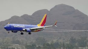 Las cancelaciones de Southwest representan 58% de sus vuelos programados, un poco menos que días previos.