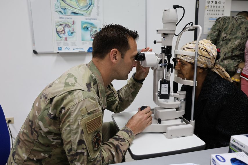 Embajador de Estados Unidos acompaña jornada de cirugías de cataratas