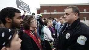 Policía  dice que joven de Ferguson trató de quitarle el arma