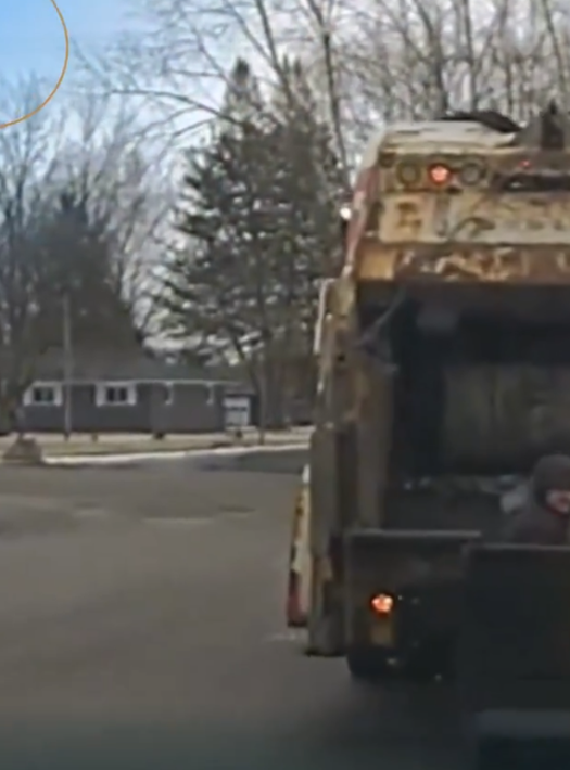 Sospechoso se escondía en un bote de basura Sospechoso se escondía en un bote de basura