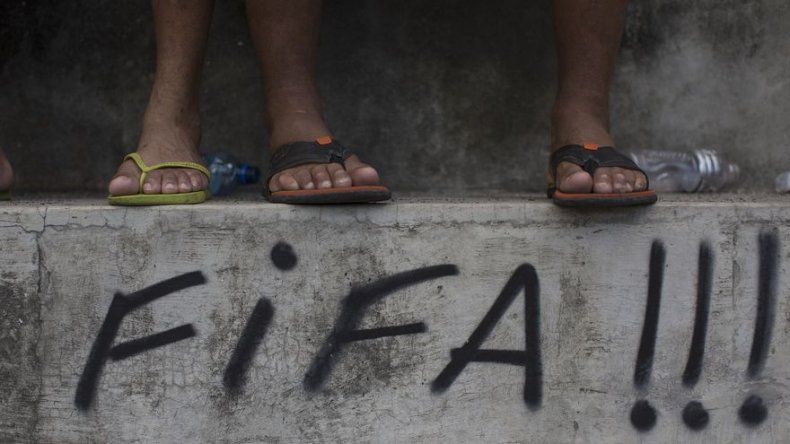 Unas 200 personas protestan contra el Mundial durante partido Colombia-Grecia