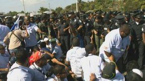 Forcejeo entre unidades policiales y operadores del Metro Bus