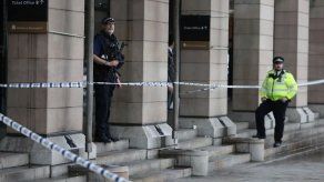 Policía detona paquete sospechoso en un parque cercano al parlamento británico