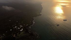El archipiélago ecuatoriano de Galápagos, ubicado a 1.000 km frente a la costa, posee flora y fauna únicas en el mundo como las gigantes tortugas de las que toma su nombre.&nbsp;