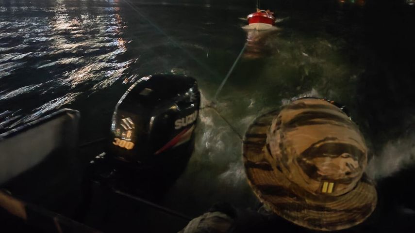 Policía Nacional rescata a embarcación a la deriva