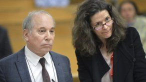 Policía: llamada de Simon al 911 llevó a arrestos