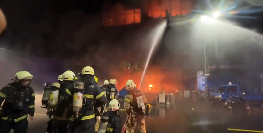 El edificio que se incendió tenía aproximadamente 40 años y albergaba a personas con pocos recursos.