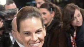 Hilary Swank y Mira Sorvino atraen las miradas en Baile de la Ópera