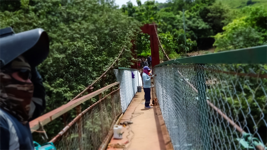 El puente está equipado con luces solares de fotocelda. El puente está equipado con luces solares de fotocelda.