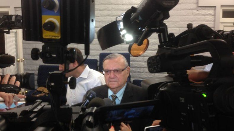 Critican a Arpaio por investigar nacionalidad de Obama