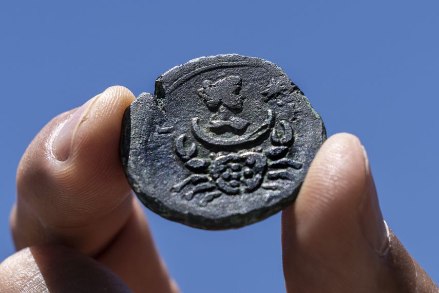 La moneda muestra la imagen del signo del zodíaco Cáncer y una representación de la diosa Luna.