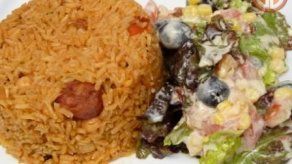 Arroz con chorizo y ensalada de capas